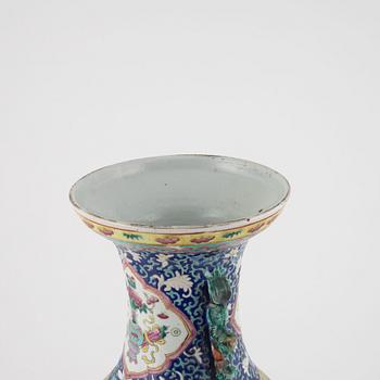 A porcelain floor vase, China, around 1900.