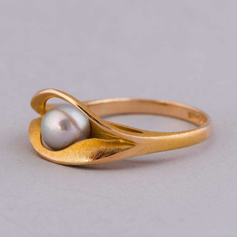 A RING, cultured pearl, 14K gold. Lapponia 2002.