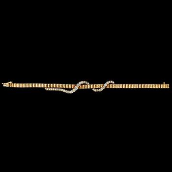 A gold and brilliant cut diamond bracelet, tot. app. 1.70 cts.