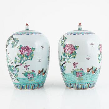 A pair of Famille rose porcelain urns, 20th century.