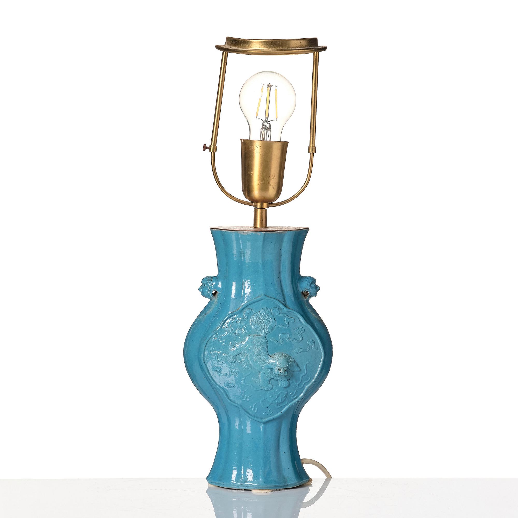 Vas/lampa, porslin. Qingdynastin med Qianlongs  märke.
