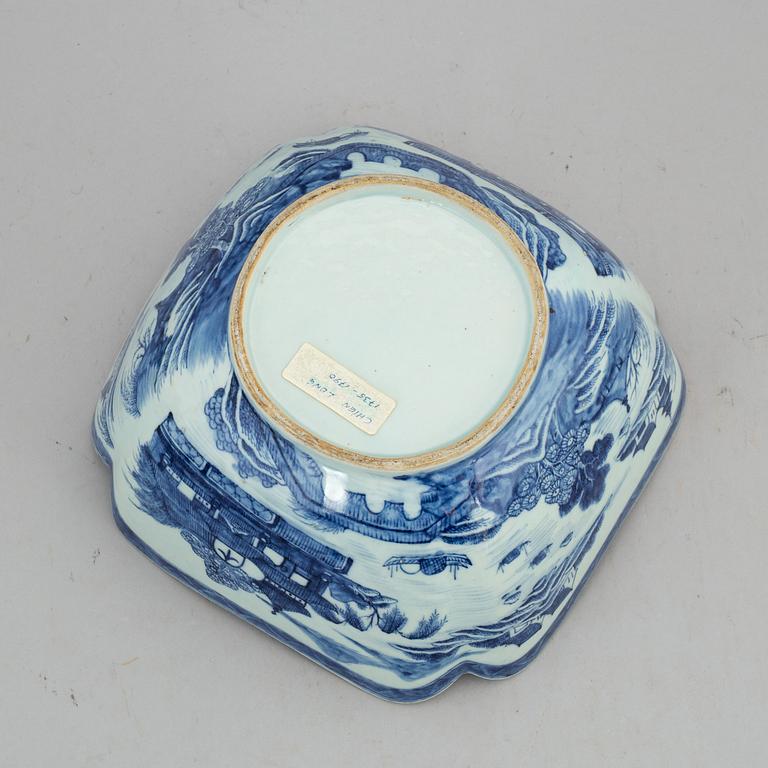 A blue and white bowl, Qing dynasty, Jiaqing (1796-1820).