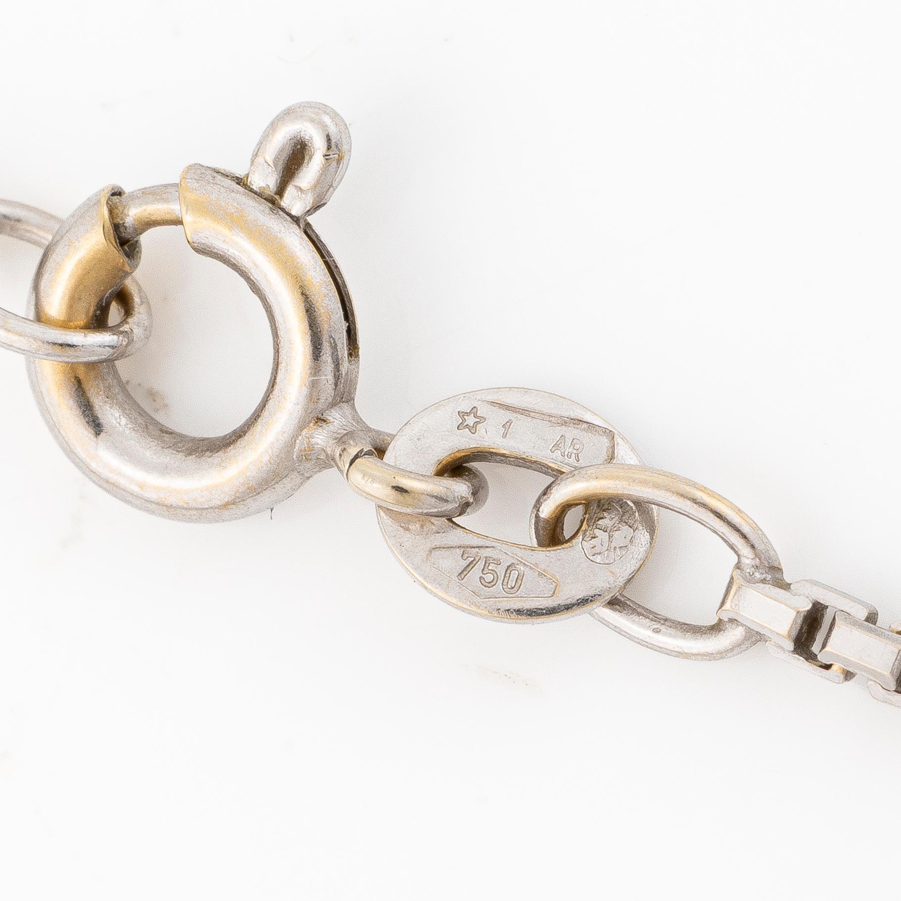 Pendant with chain in the shape of a star with a brilliant-cut diamond.