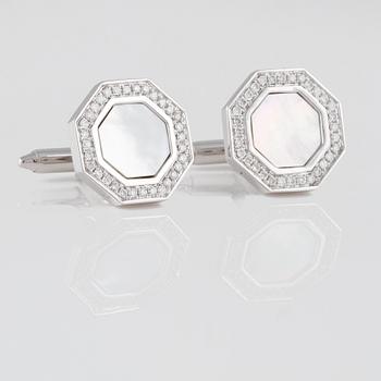MANSCHETTKNAPPAR, 18K vitguld med briljantslipade diamanter 0.42 ct samt pärlemor. Vikt 8,5 gram.