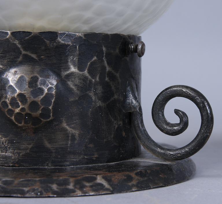 TAKLAMPOR, 2 st, jugend, 1900-talets första del, h 16 resp 19.
