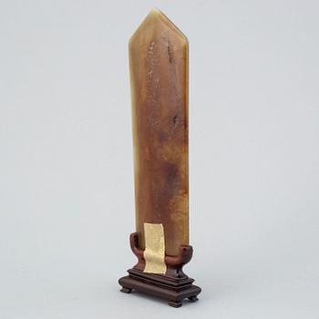 STELE, BIDISKAR, tre stycken samt amulett, nefrit. Kina.