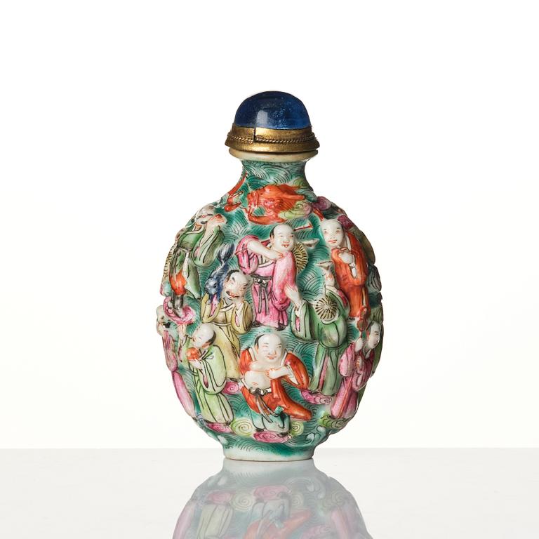 A Chinese porcelain snuff bottle, late Qing dynasty / early 20th century.