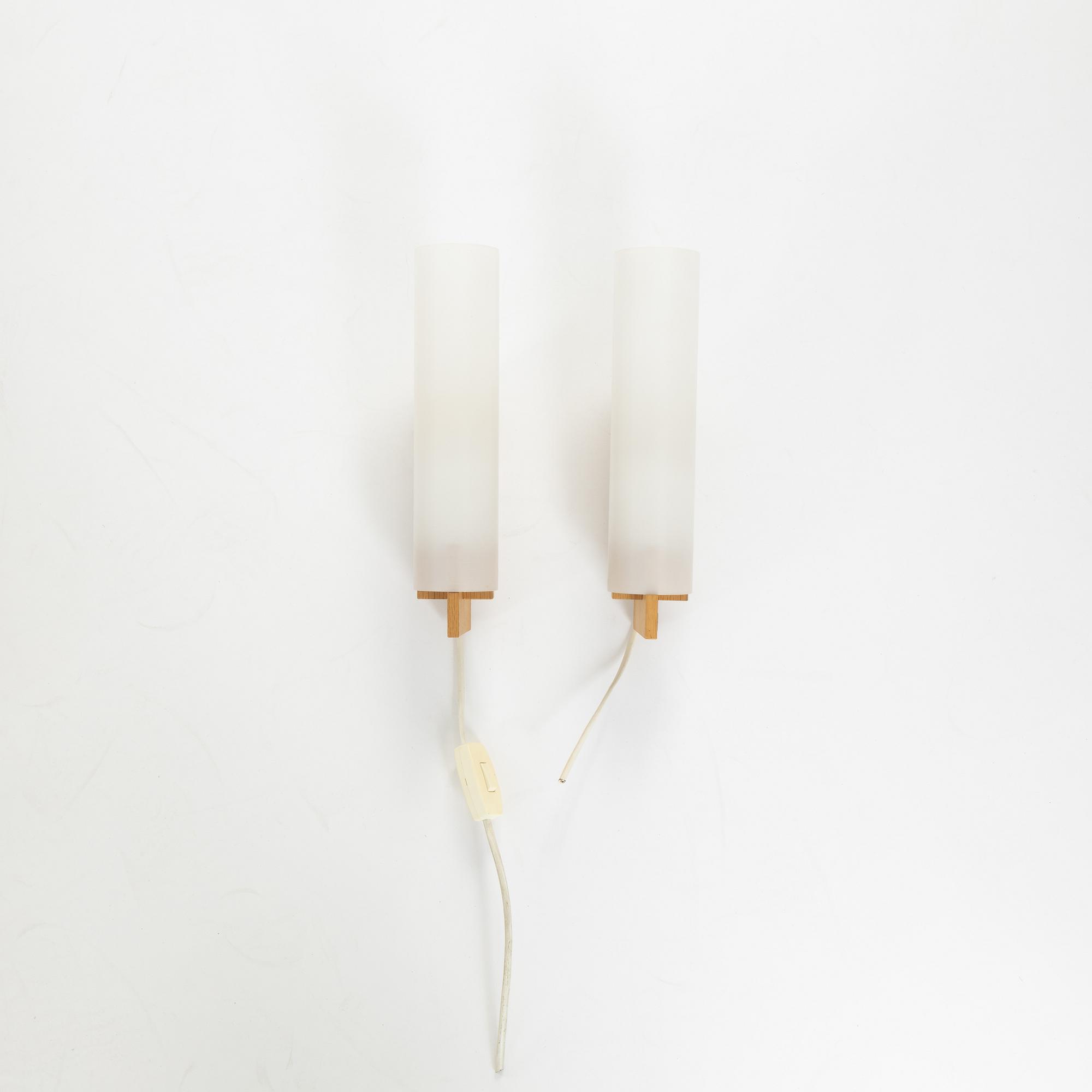 Sminkbord med spegel samt ett par vägglampor, Luxus, Vittsjö.