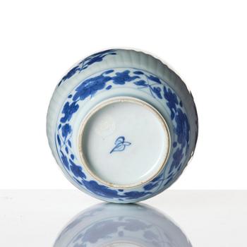 A blue and white tea caddy, Qing dynasty, Kangxi (1662-1722).