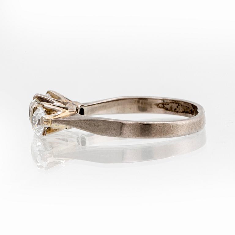 Ring 18K vitguld med 3 briljanter ca 0,65 ct totalt, storlek ca 16/50, total vikt 3,1 g.