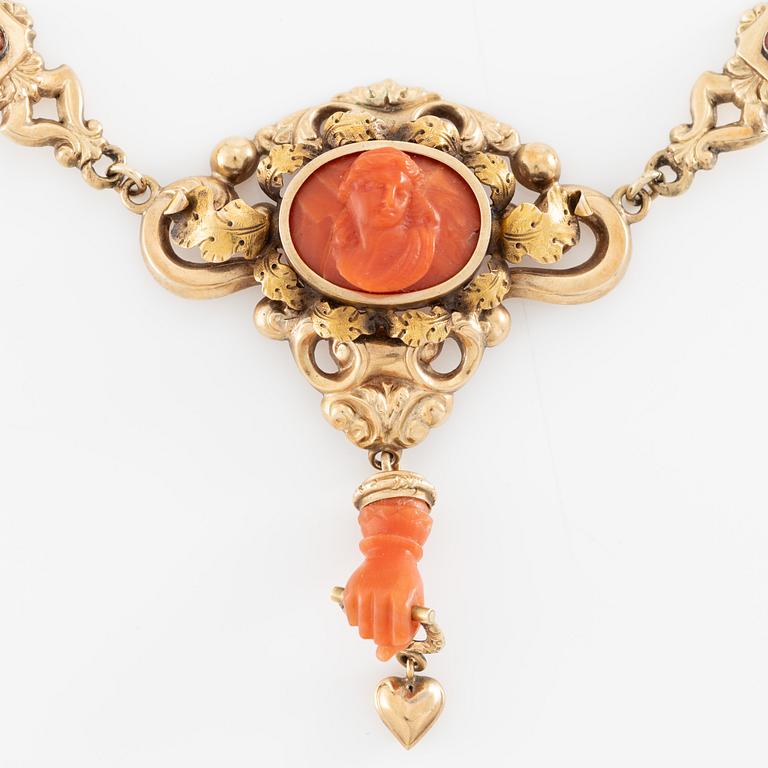 Necklace in 14K gold with carved coral. Probably around the turn of the century 1900.