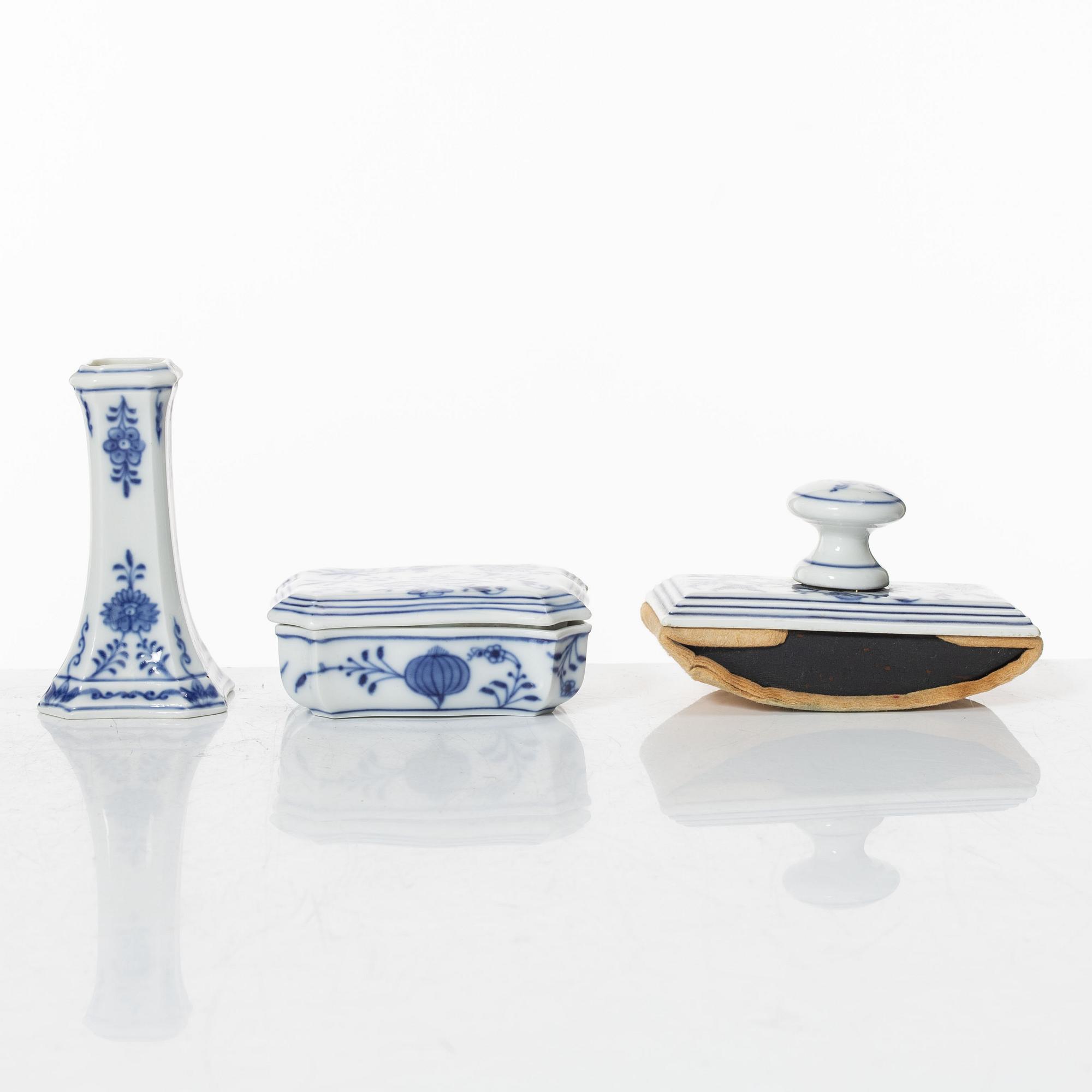 Meissen, a set of nineteen porcelain parts, 'Zwiebelmuster/Blue Onion', Germany.