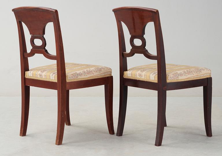 STOLAR, ett par. Empirestil. Troligen Ryssland omkring år 1900.