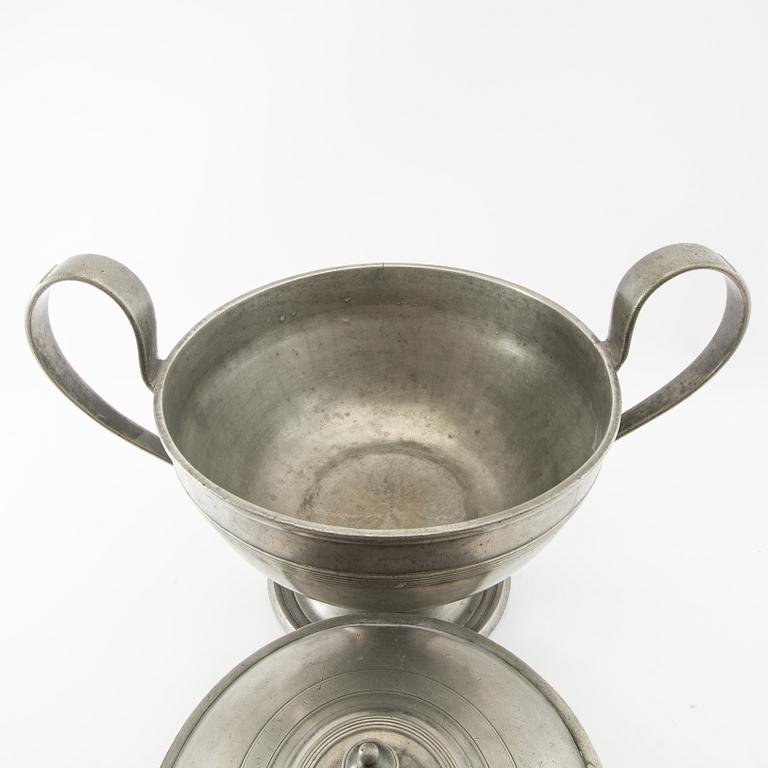 Tureen with lid, second half of the 1800s, possibly Germany.