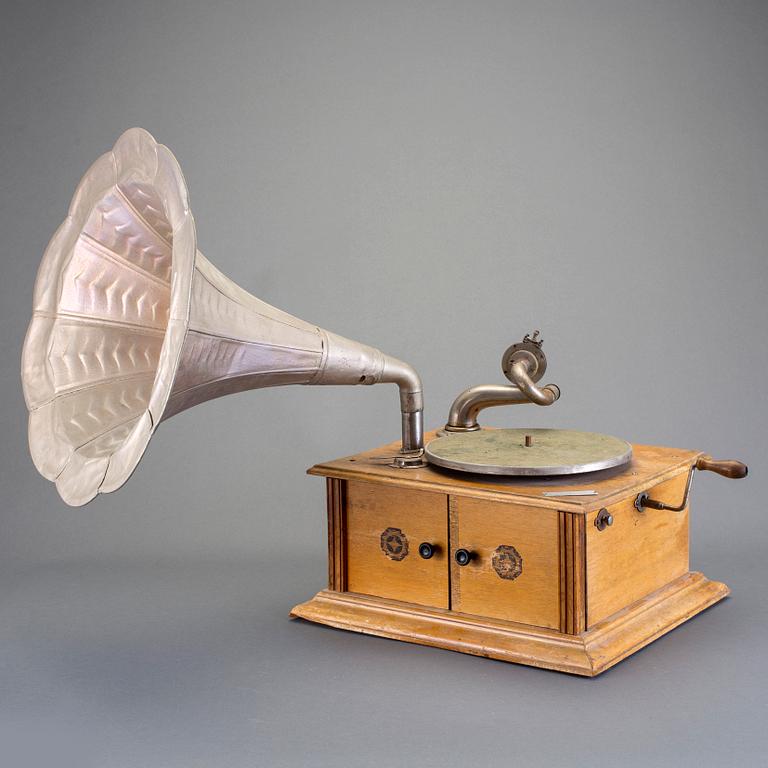 TRATTGRAMMOFON, 1900-talets början.