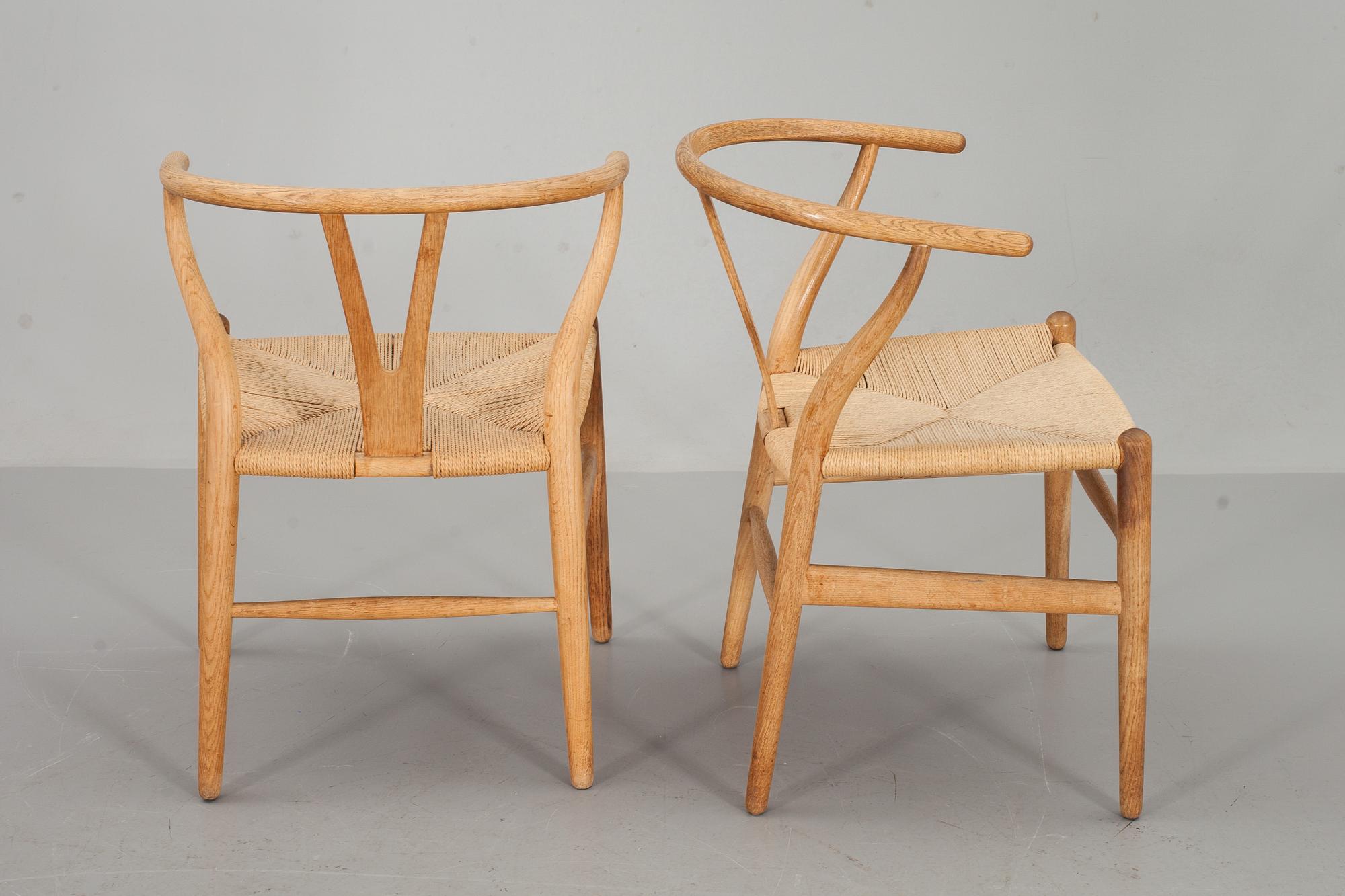 KARMSTOLAR, ett par "Y-stolen". Hans Wegner för Carl Hansen & son.