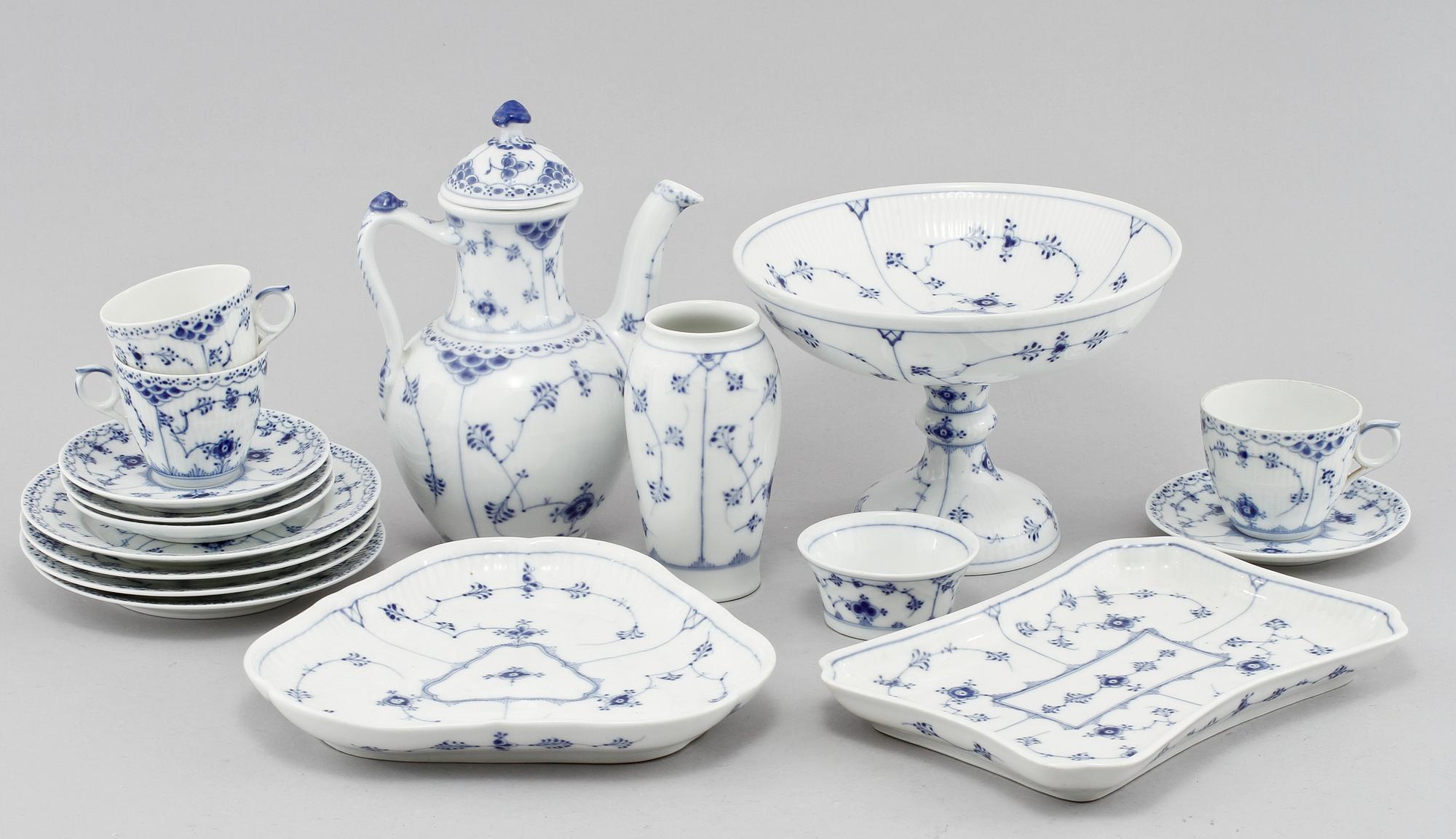 SERVISDELAR, 13 st, porslin "Musselmalet", Royal Copenhagen samt Bing & Gröndahl, Danmark, 1900-talets andra hälft.