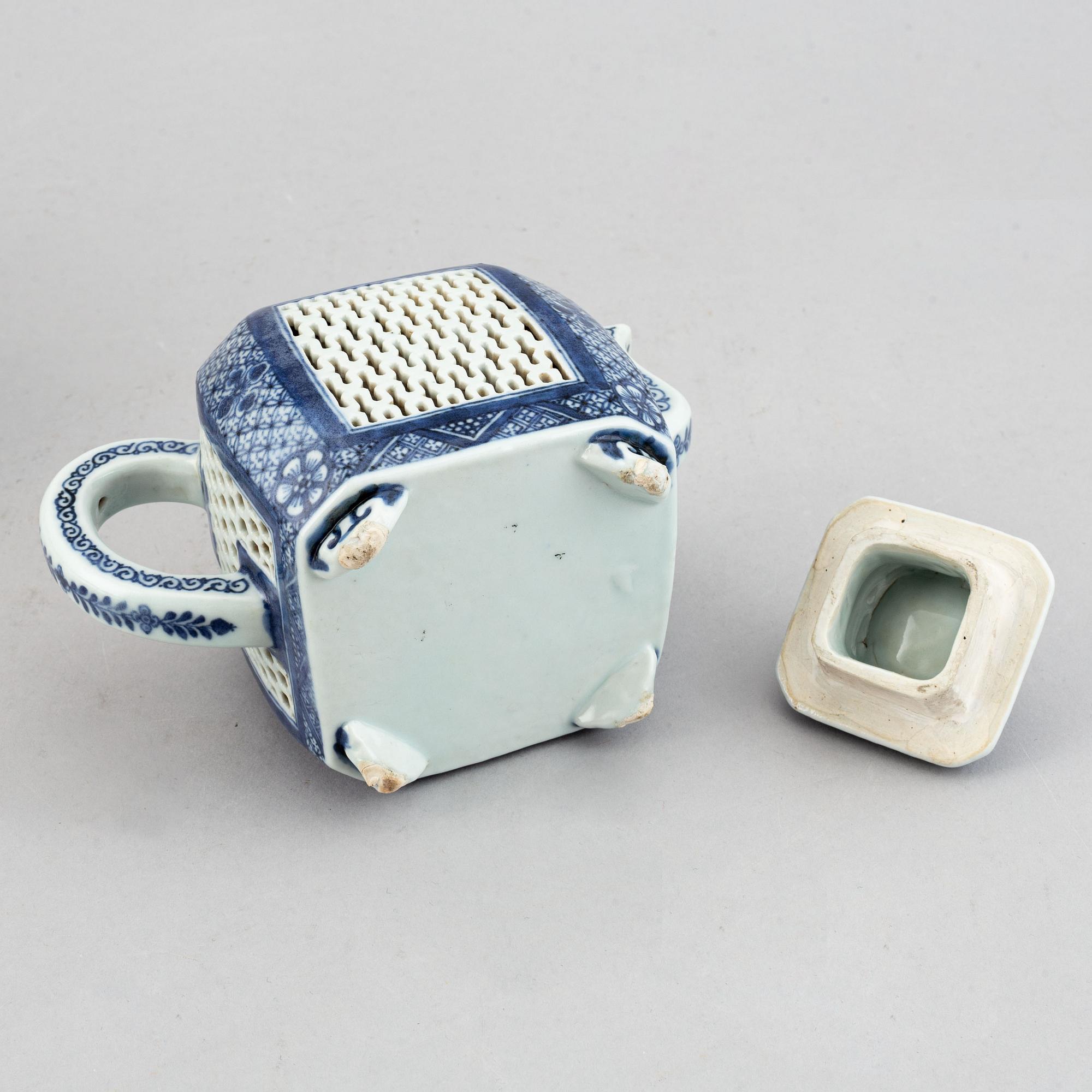 A blue and white chesnut basket and a tea pot with cover, Qing dynasty, 18th Century.