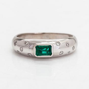 Ring, 18K vitguld, med en rektangulär smaragd och diamanter ca 0.10 ct tot.
