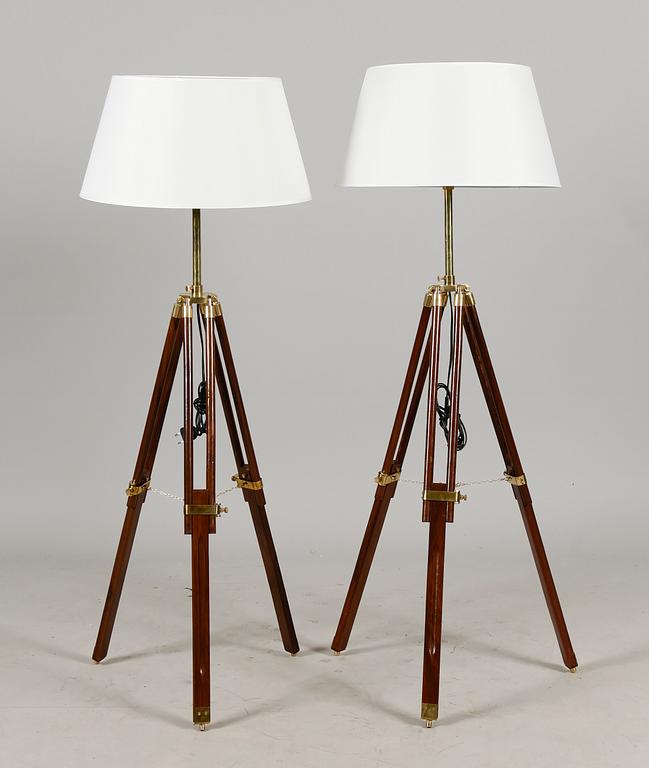 GOLVLAMPOR, 1 par, teak och mässing, 1900-talets andra hälft.