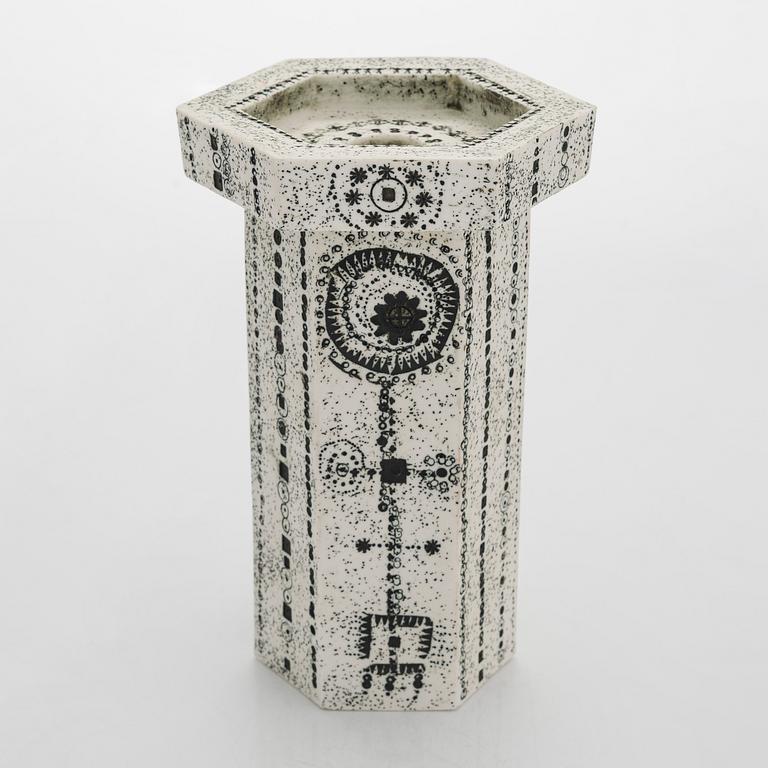 Rut Bryk, kynttilänjalka, kivitavaraa, signeerattu BRYK.