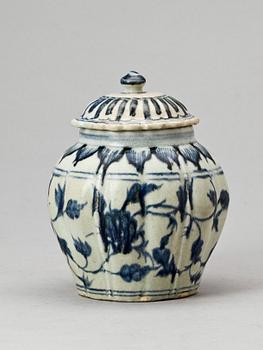 URNA MED LOCK, keramik, troligen Ming, SydKina.