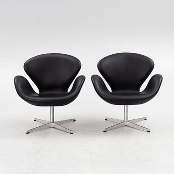Arne Jacobsen, a pair of "Swan" armchairs, Fritz Hansen, Denmark, 2007.