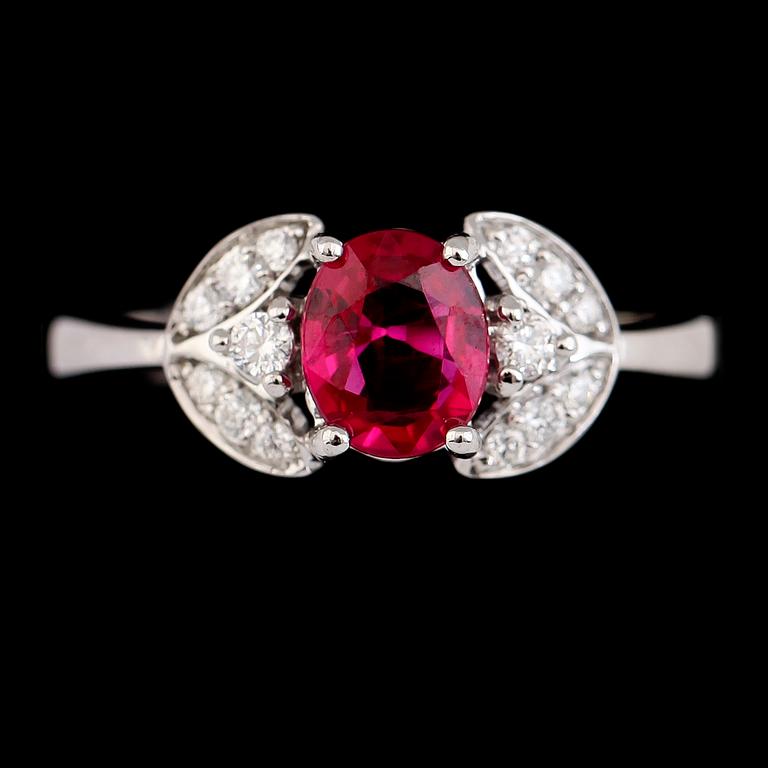 RING, 14K vitguld, briljantslipade diamanter och rubin. Vikt ca 3 g.