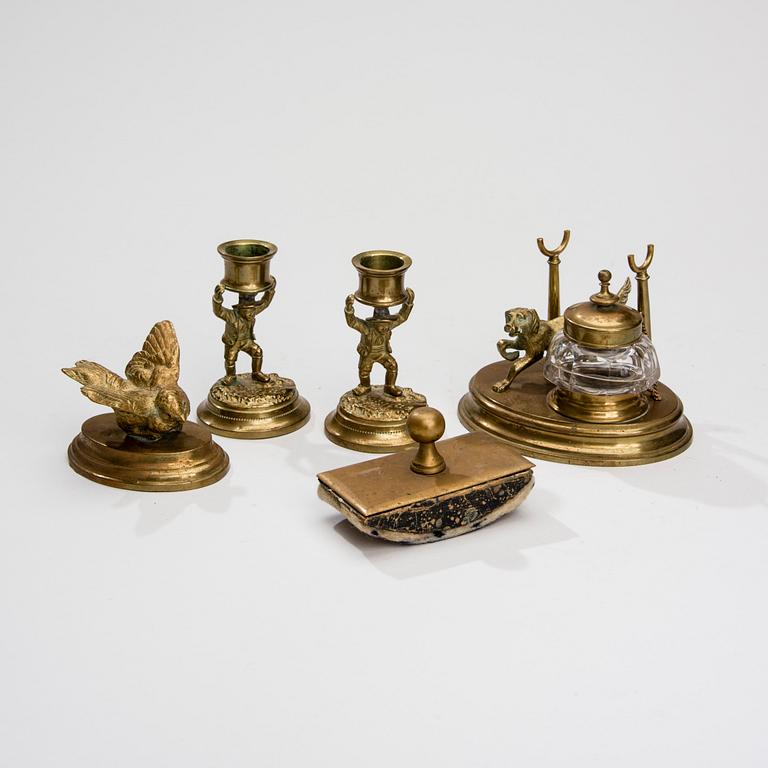 SKRIVBORDSGARNITYR, 5 delar, mässing, 1880-tal.