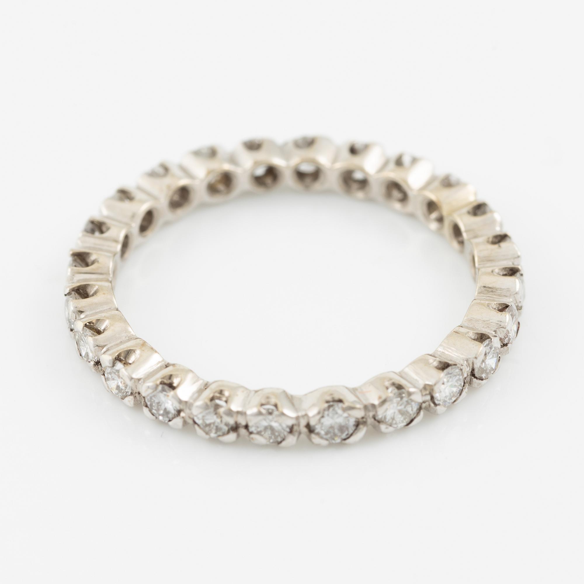 Alliansring, helallians, 14K vitguld med briljantslipade diamanter.