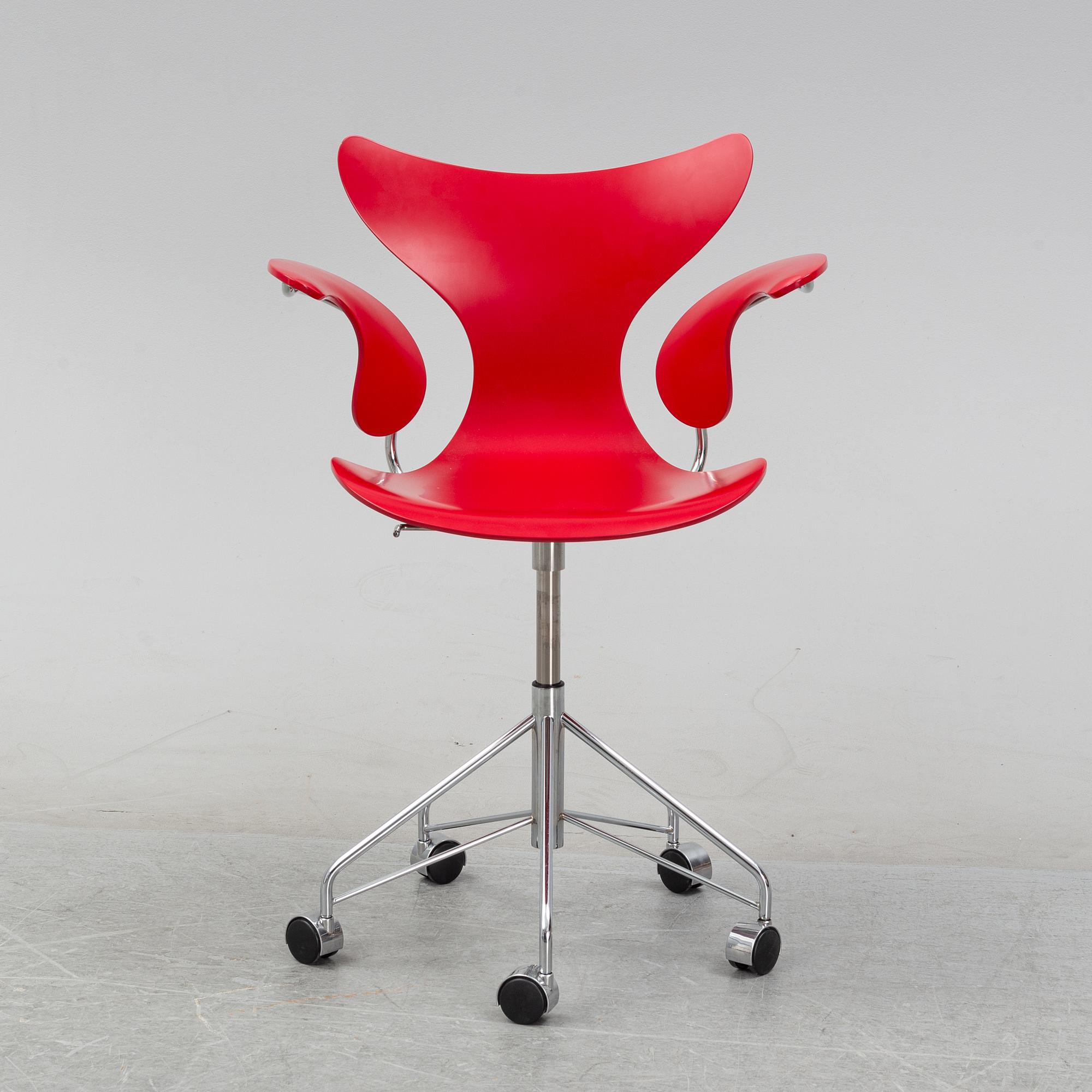 A 'Måsen/liljan' armchair on wheels by Arne Jacobsen, Fritx Hansen.