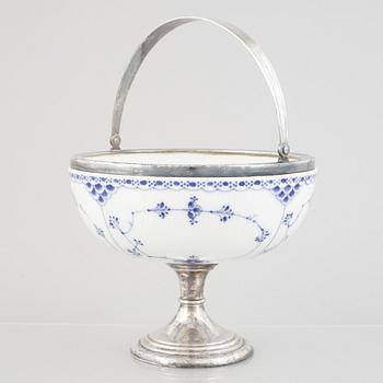 Skål på fot, porslin, metallskodd, Royal Copenhagen, "Musselmalet halvblond", omkring 1900.