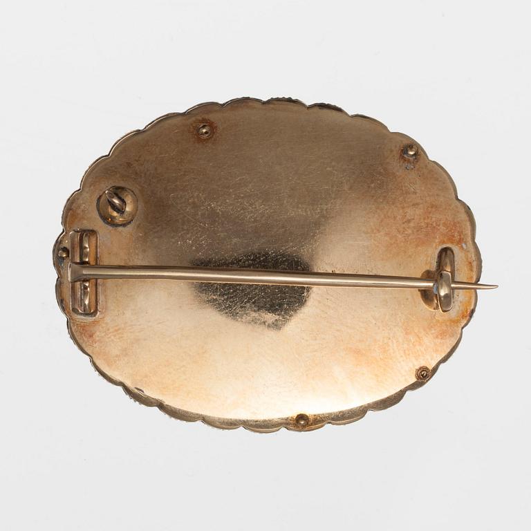 BROSCH, guld, emalj, gammalslipade diamanter ca. 1.00 ct och halvpärlor. 1860-1880. Mått 30 x 38 mm.