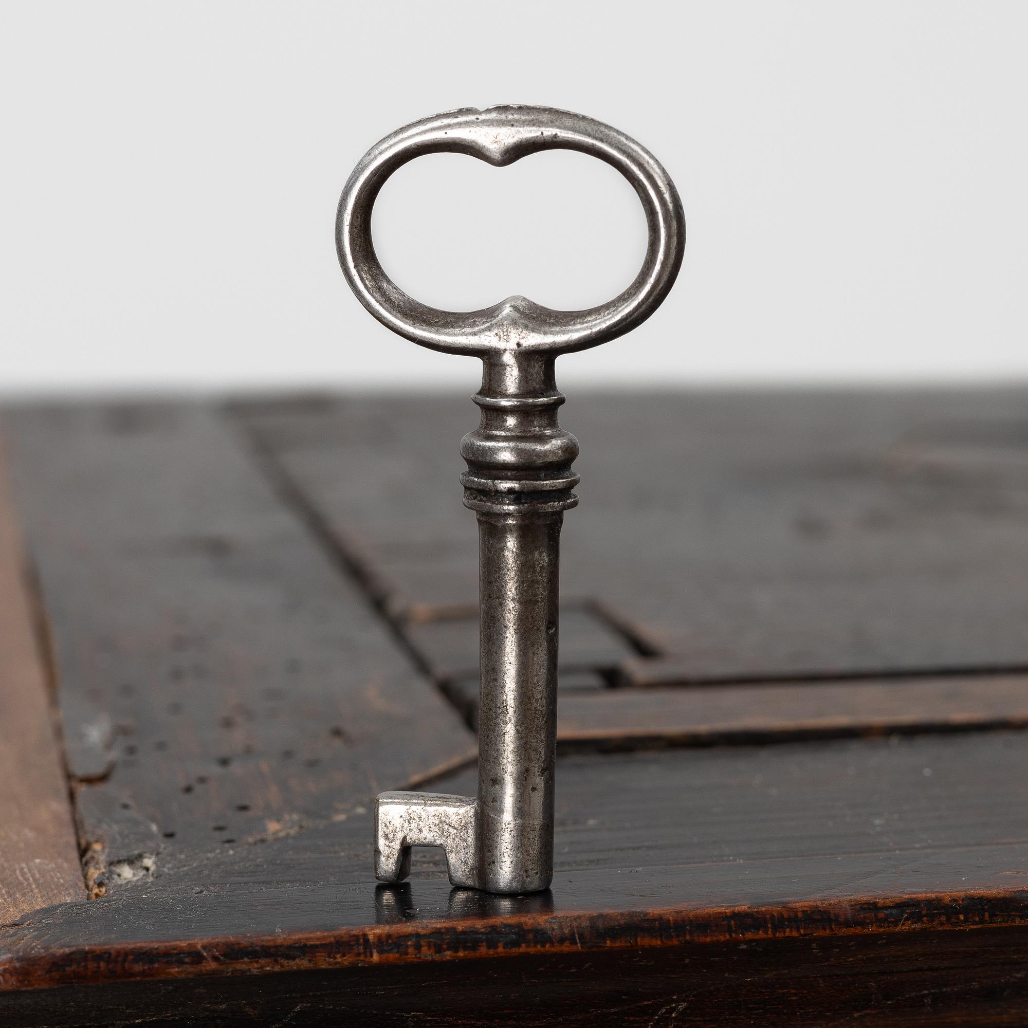 Display cabinet, 19th century.