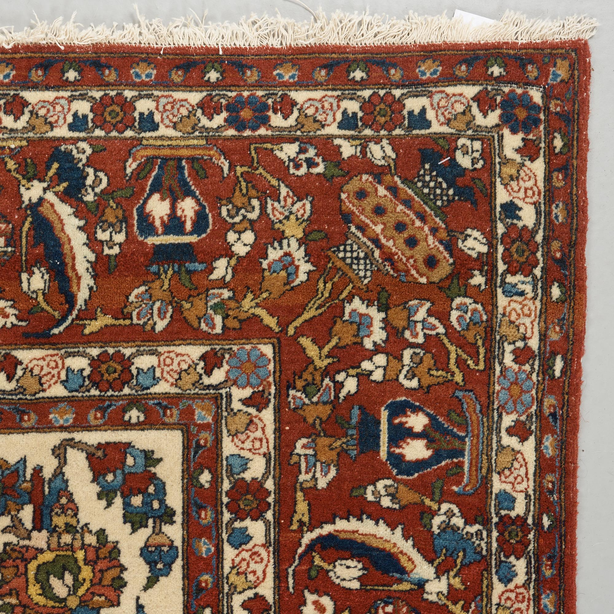 A semi-antique carpet from Esfahan, around 216 x139 cm.