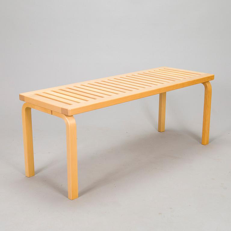 Alvar Aalto, bänk, modell 153A, Artek 2000-tal.