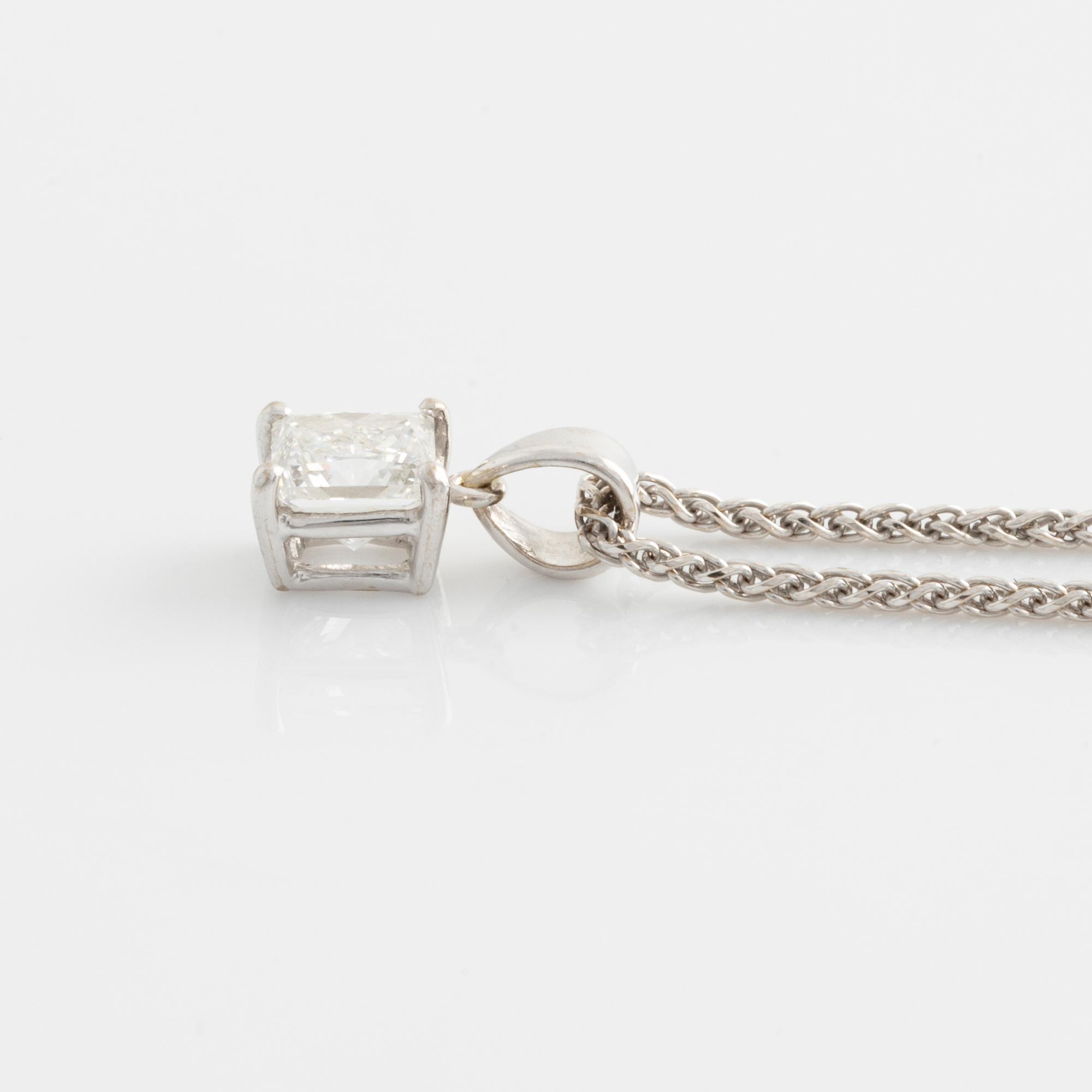 A pendant in 18K white gold with a princess-cut diamond.