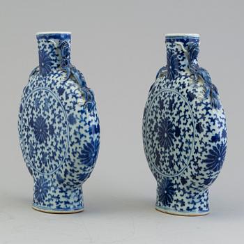 2 porcelain bottles, China 18th or 19th century.