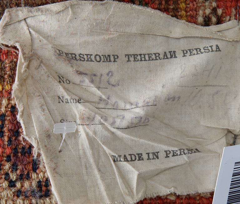 Matto, A runner, an antique West Persian/Northwest Persian, ca 417,5-425 x 101-107 cm.