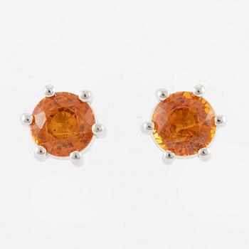 Örhängen 18K vitguld med orangea safirer.