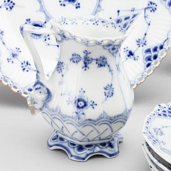 18 PCS "Musselmalet" helblond, Royal Copenhagen.