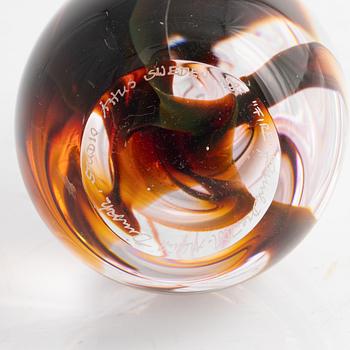 A glass object by Hanne Dreutler and Arthur Zirnsack for Studio Åhus, signed and dated 1987.