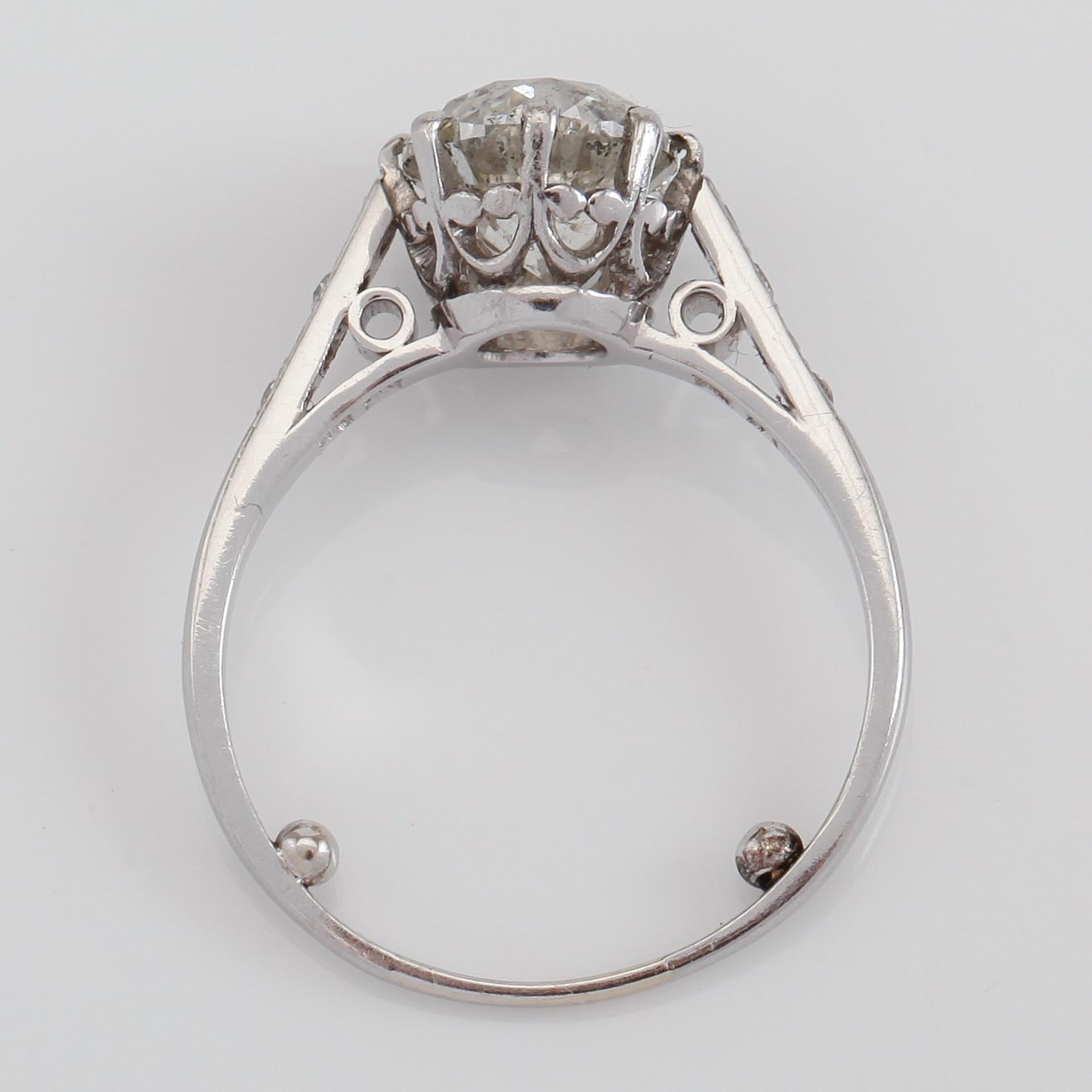 RING, 18K vitguld och solitär briljantslipad diamant ca 2.04 ct, samt mindre diamanter tot ca 0.06 ct.