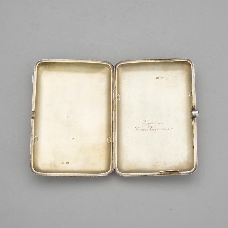 CIGARETTETUI, silver, Nikolay Shepelev, Riga, Lettland. 1902-1919. Vikt ca 325 gram.