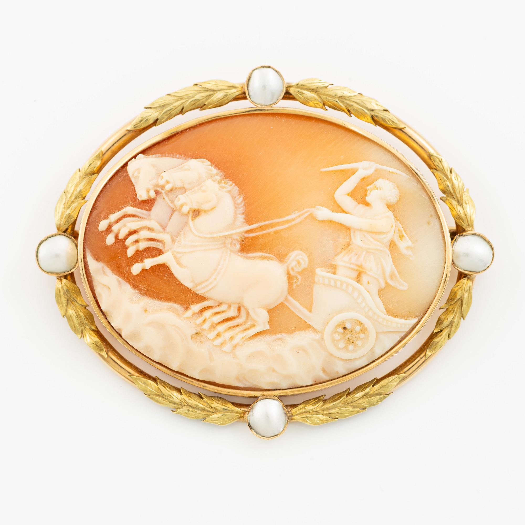 Brooch, 18K gold with shell cameo in the form of possibly Helios.