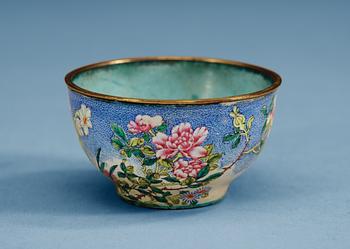 1475. A finely enammeled cup, Qing dynasty with Qianlong four character mark.