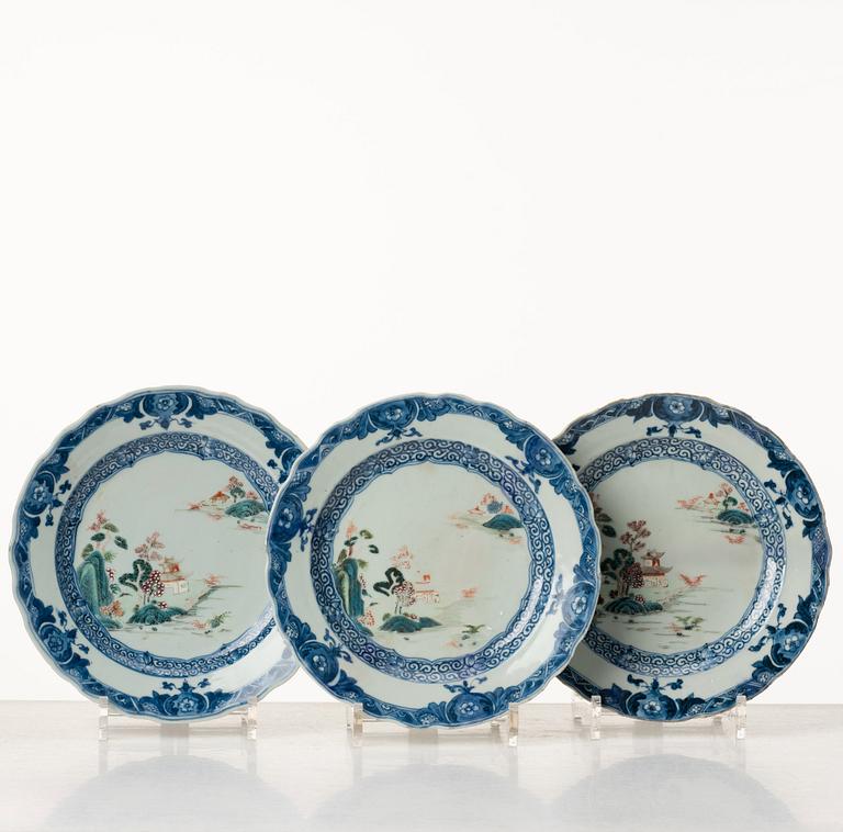 A part dinner service, Qing dynasty, Qianlong (1736-95). (19 pieces).