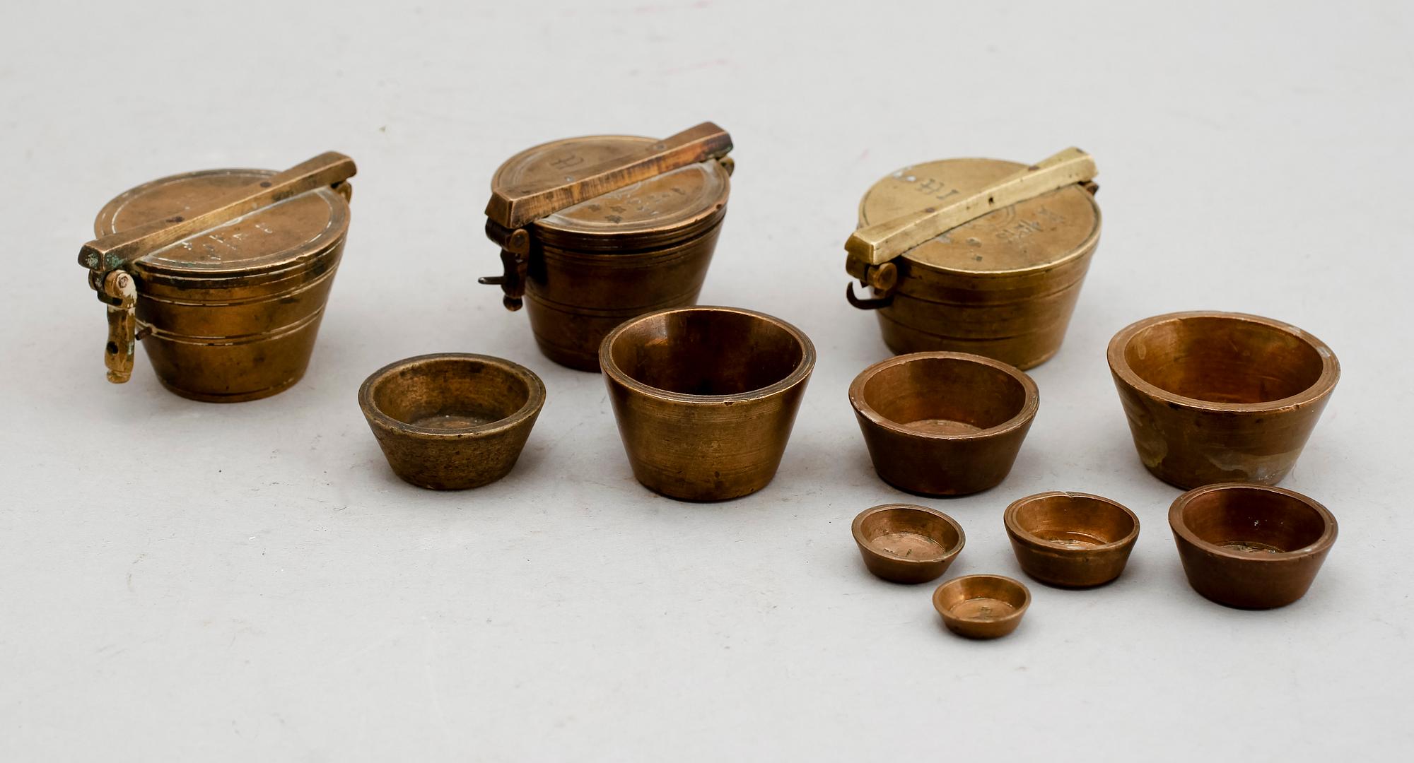 MÅTTSATSER, 2 st, mässing, 1826 och 1833.