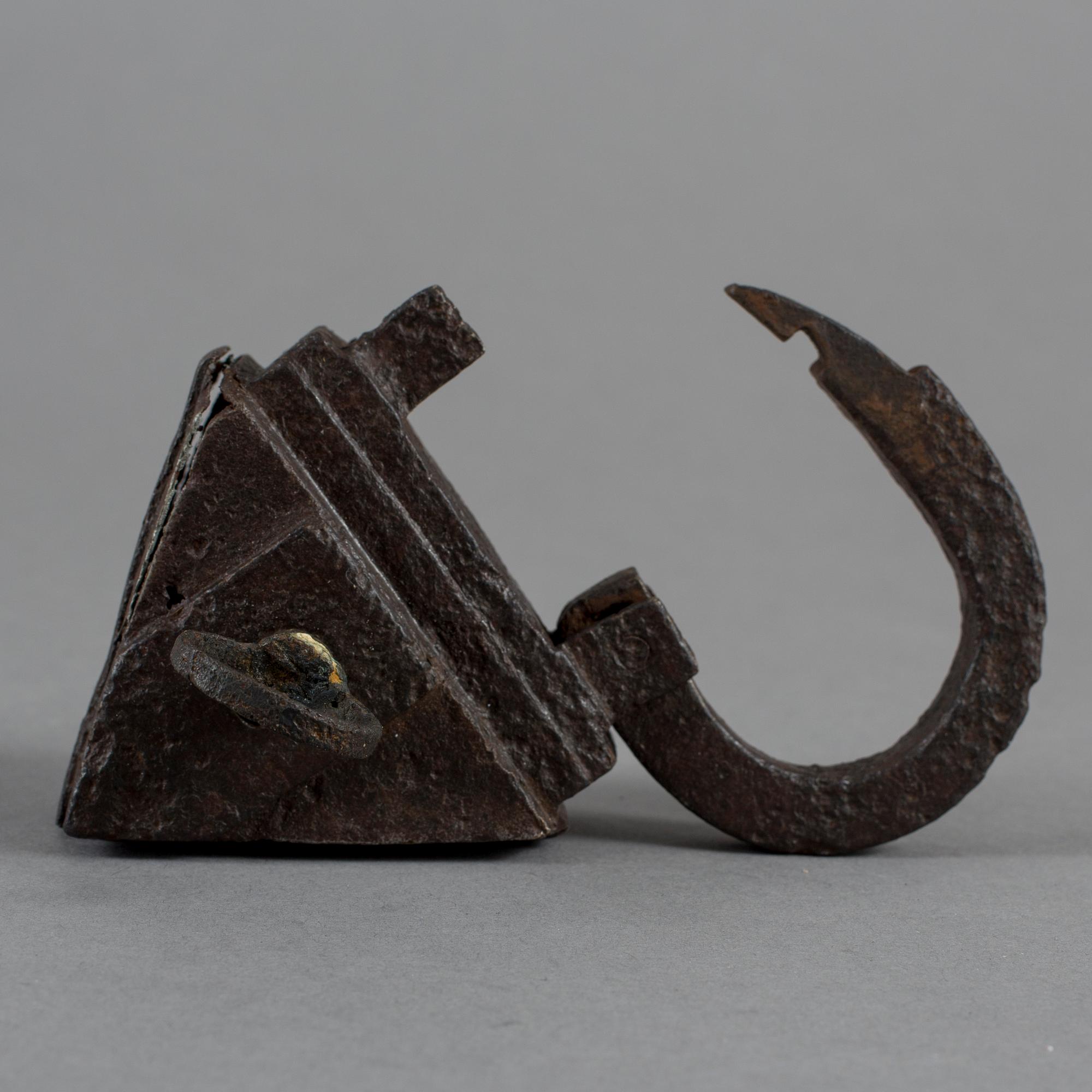 HÄNGLÅS, järn, gotiskt, troligen 1400-tal.