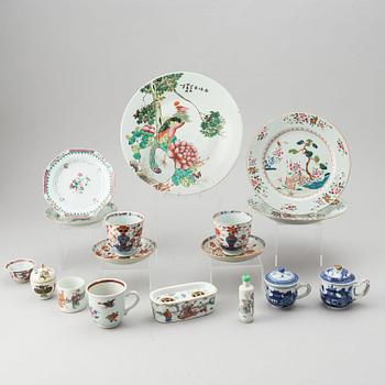 A group of 14 blue and white, famille rose and imari porcelain objects, Qing dynasty, 18th-19th century.